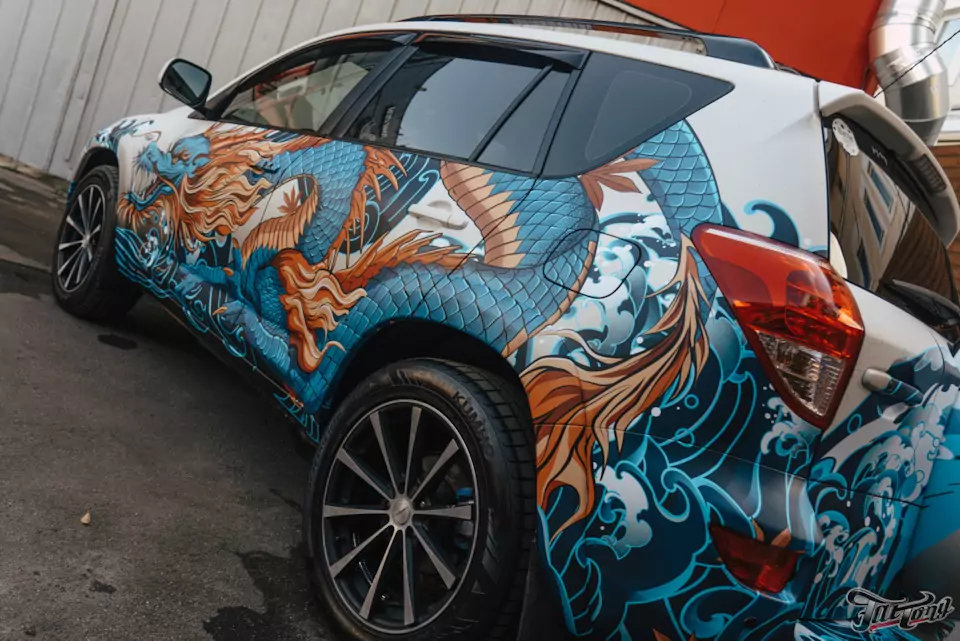 Демонтаж старой пленки и оклейка в винилографию Toyota RAV4. Вторая жизнь — новое лицо.